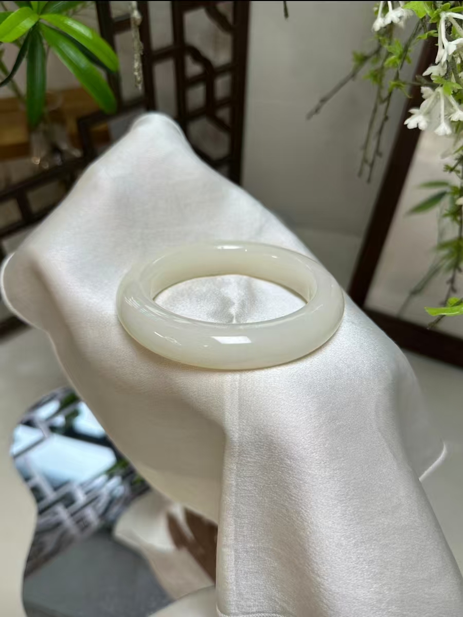 佘太翠羊脂白石英手镯